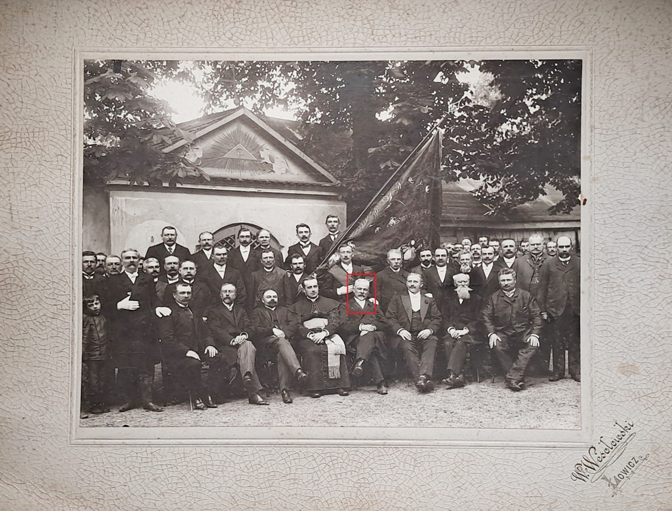 Sztuczna inteligencja wskazuje, analizując cechy fotografii, że to jest Leonard Pągowski.