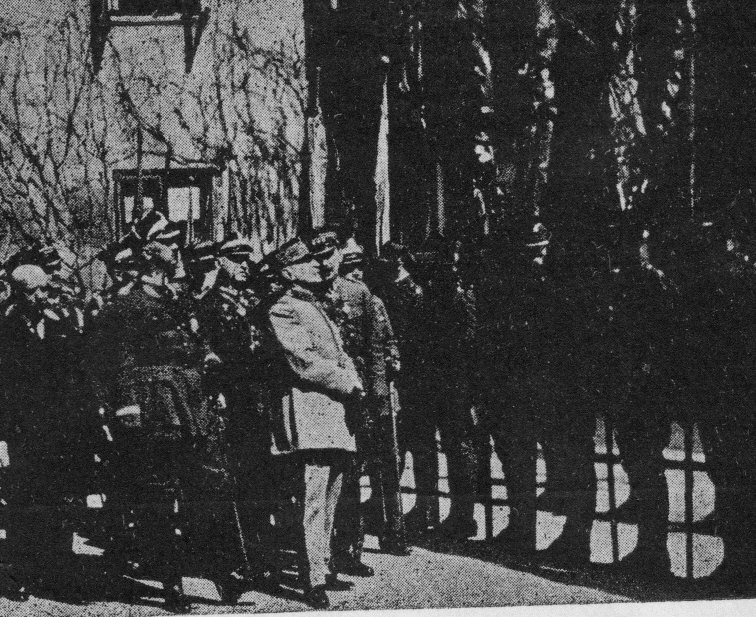 Ferdynand Foch podczas oddawania honorów sztandarom