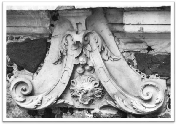 Element zdobniczy wieńczący pomnik abpa Uchańskiego przechowany w Arkadii