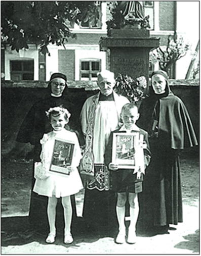 Kanonik i prałat, ks. Antoni Kaczyński w 1960 r. z siostrami katechetkami na tle figury Matki Bożej z 1744 r.