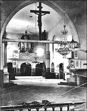 Belka tęczowa z krzyżem i figurą Marii Magdaleny z widokiem na chór i ambonę przed rokiem 1907