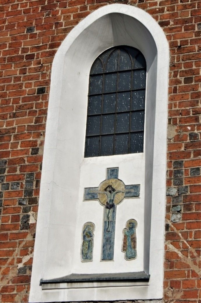 Gotyckie okno częściowo zamurowana w związku z budową kaplic. Fot. KMW 2019