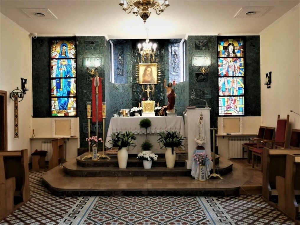 Ołtarz główny w kościele Świętego Grzegorza na cmentarz wolskim. Symbole ewangelistów. Ze zbiorów Hanny Kaniasty.