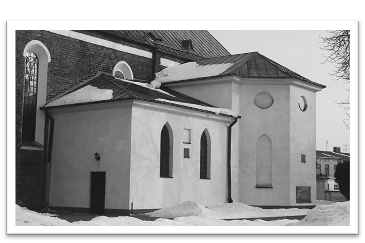 Kaplica szewców i druga, większa, Matki Bożej Różańcowej z widoczną płytą Karśnickiej