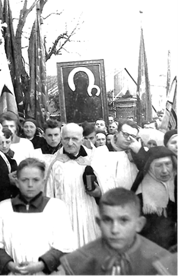 Powitanie obrazu Matki Bożej Częstochowskiej przez parafian na czele z ks. Antonim Kaczyńskim w 1955 r.